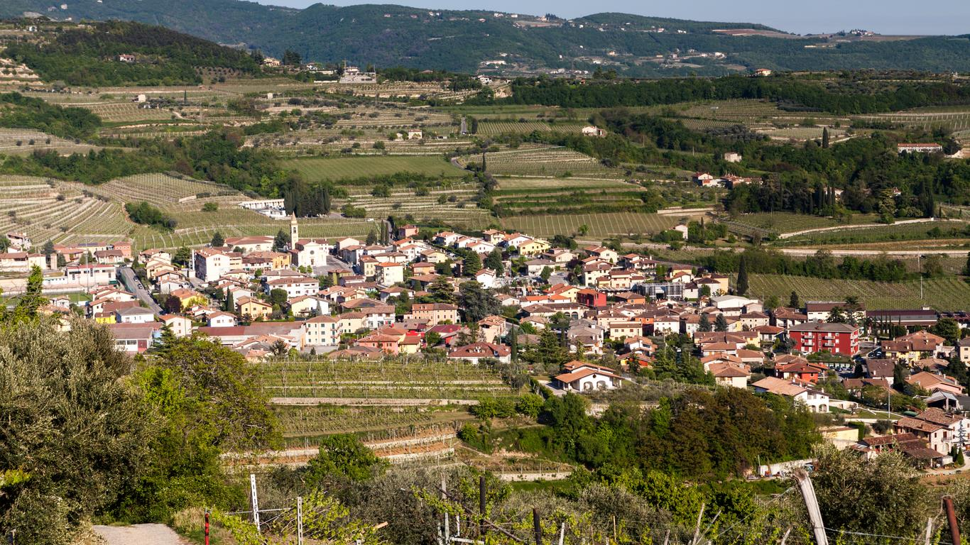 Ein Panoramabild von Negrar in Venetien, Italien.