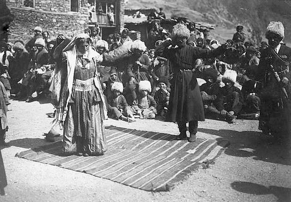 پرونده:Lezgian people, dancing lezginka in Akhti village in Dagestanskaya Oblast. Beginingth of XX century.jpg