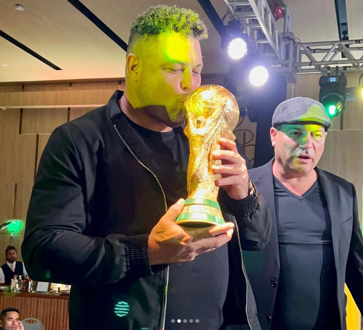 Ronaldo "Fenômeno" Nazário beijando a taça da Copa do Mundo