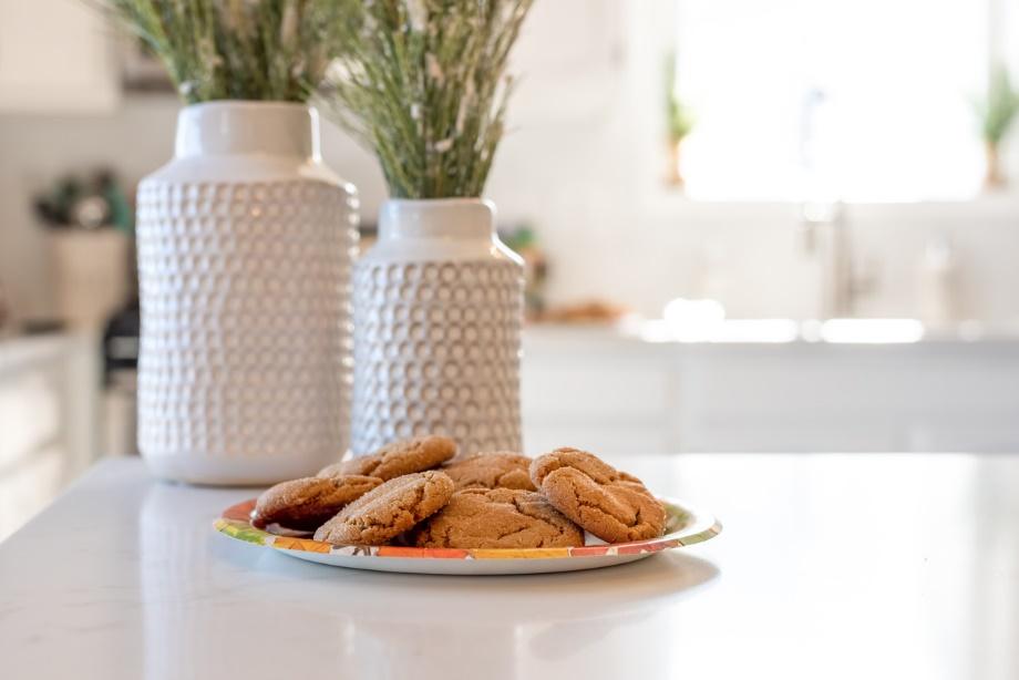 A plate of cookies on a table

Description automatically generated