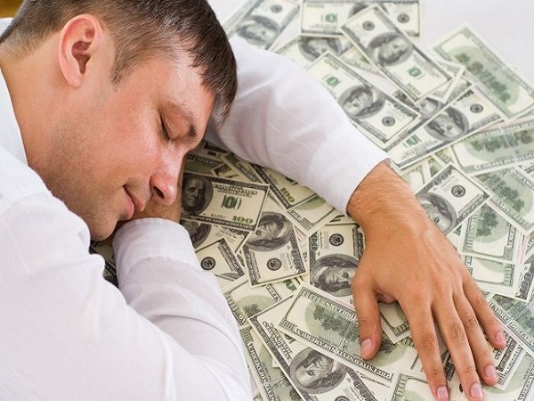 Nằm mơ thấy tiền trên đầu giường