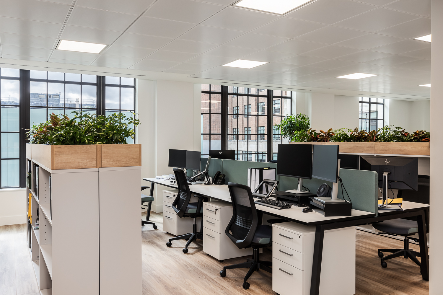 Hot Desking: Is It the Key to a Flexible and Efficient Workspace? - Making  Moves