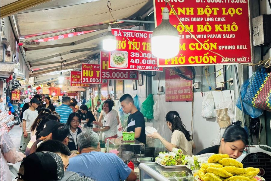 Dong Xuan Market is not only a shopping paradise but also an ideal destination for food lovers. 