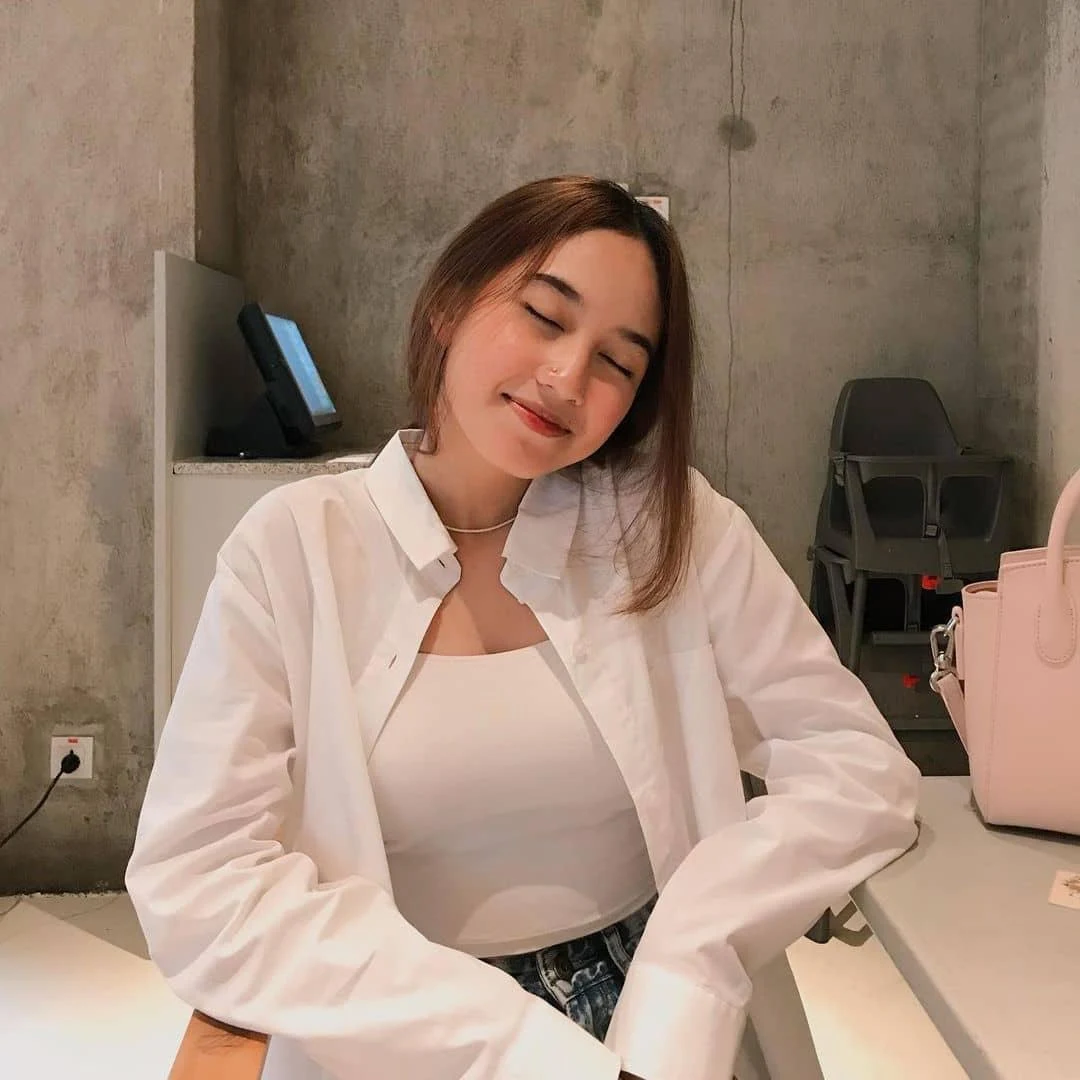 Gadis Cantik Memikat Hati Lewat Tatapan, gadis cantik, tatapan manja, cewek memesona