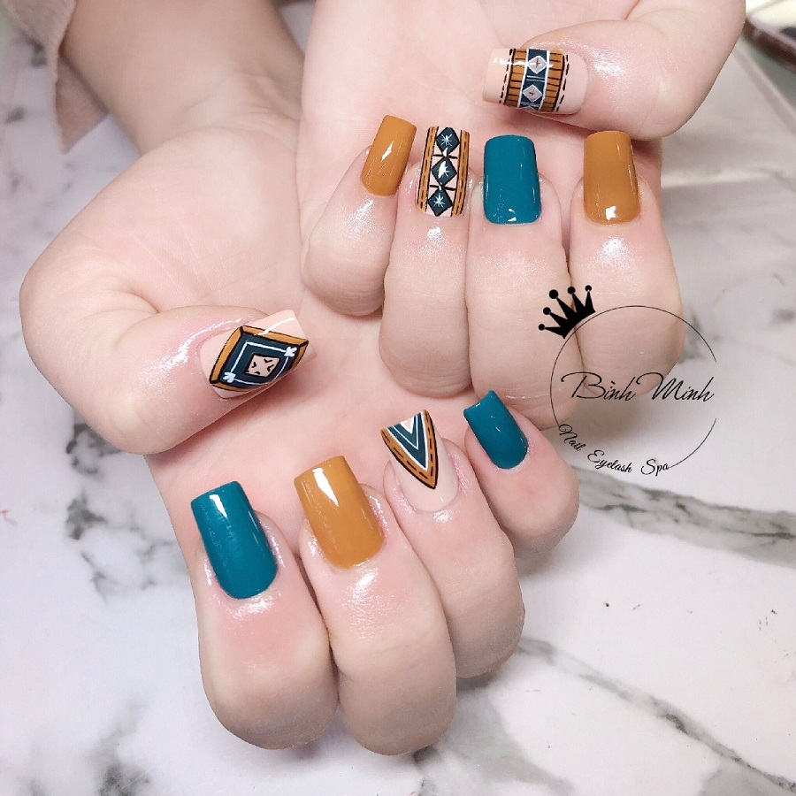 Thiết kế nail kết hợp cùng họa tiết thổ cẩm thu hút, mới mẻ