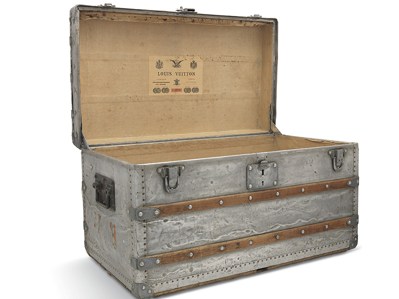 2. กระเป๋า Louis Vuitton Aluminium Explorer Trunk