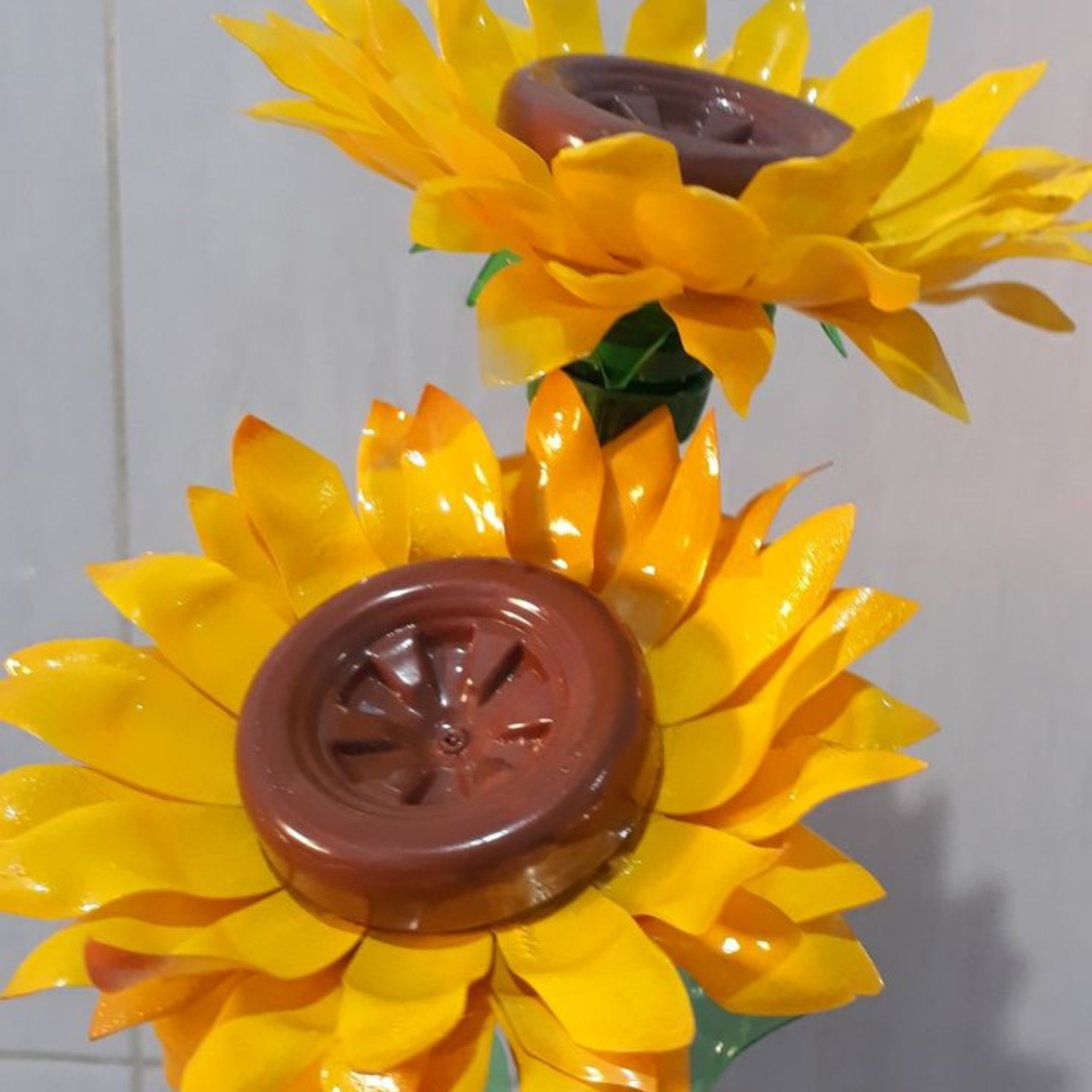 Những bông hoa sáng tạo từ bao bì chai lọ nhựa - Món quà tri ân đầy ý nghĩa cho ngày 20/11