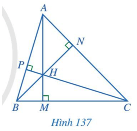 BÀI 13: TÍNH CHẤT BA ĐƯỜNG CAO CỦA TAM GIÁCKhởi độngCâu hỏi: Cho tam giác ABC. Gọi M, N, P lần lượt là hình chiếu của A, B, C trên các đường thẳng BC, CA, AB. Em có nhận xét gì về ba đường thẳng AM, BN, CP.Đáp án chuẩn:Cùng đi qua trực tâm của tam giác ABC.I. Đường cao của tam giácBài 1: Cho tam giác ABC (Hình 133). Bằng cách sử dụng ê ke, vẽ hình chiếu M của điểm A trên đường thẳng BC.Đáp án chuẩn:Bài 2: Cho tam giác ABC vuông tại A. Hãy đọc tên đường cao đi qua B, đường cao đi qua CĐáp án chuẩn:Qua B: AB.Qua C: AC.II. Tính chất ba đường cao của tam giácBài 1: Quan sát ba đường cao AM, BN, CP của tam giác ABC cho biết 3 đường cao đó có cùng đi qua 1 điểm hay không?Đáp án chuẩn:CóBài 2: Cho tam giác đều ABC có trọng tâm là G. Chứng minh G cũng là trực tâm của tam giác ABC.Đáp án chuẩn:G là trực tâm của tam giác ABC.Bài 3: Cho tam giác ABC có trực tâm H cũng là trọng tâm của tam giác. Chứng minh tam giác ABC đều.Đáp án chuẩn:Tam giác ABC đều.III. Bài tập