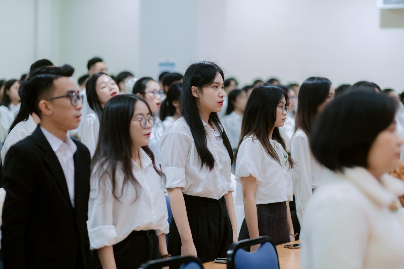 A group of people standing in a room

AI-generated content may be incorrect.