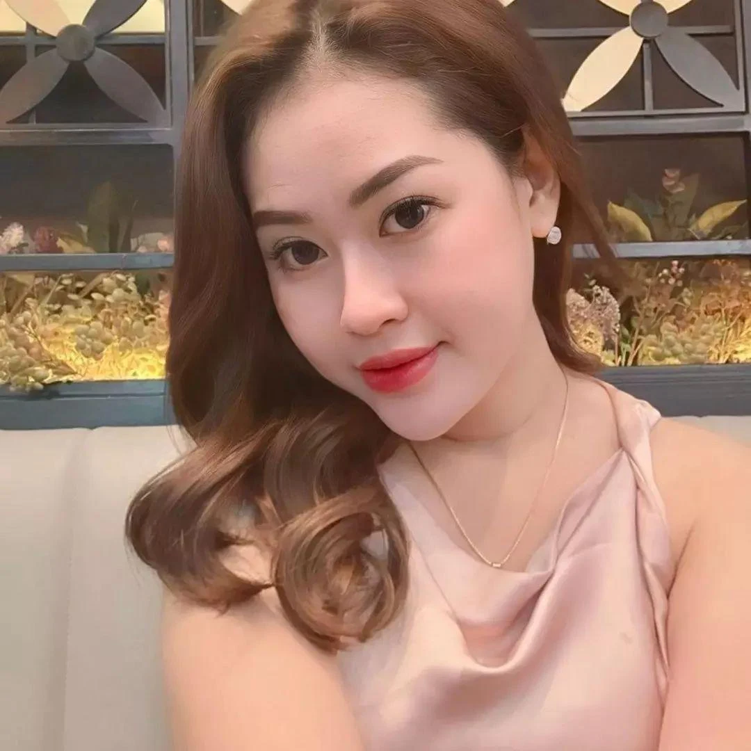 Cewek Panas yang Membuat Semua Mata Tertuju Padanya, cewek panas, mata tertuju, gadis seksi
