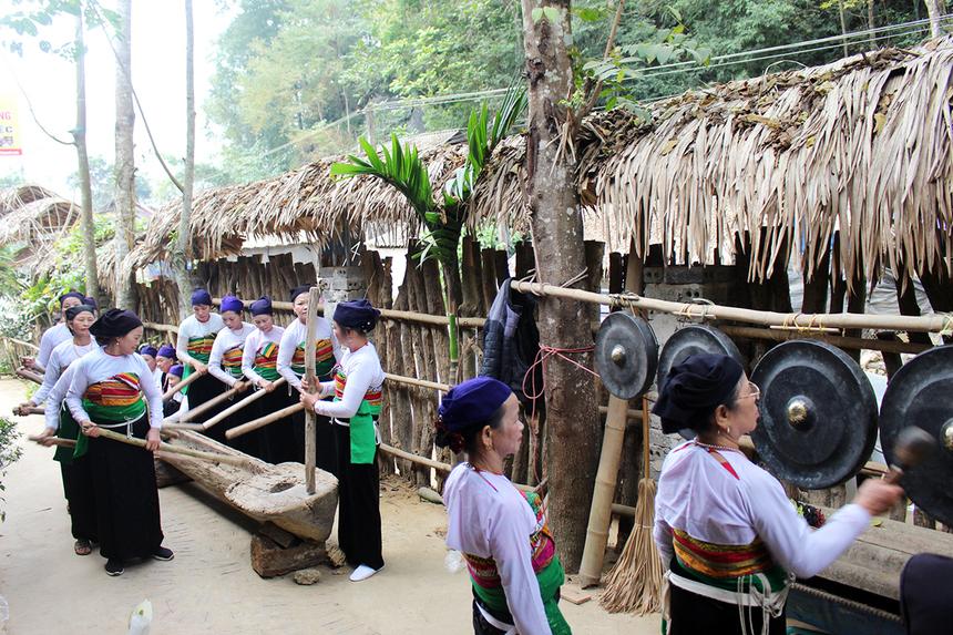 A group of women in traditional attire

Description automatically generated