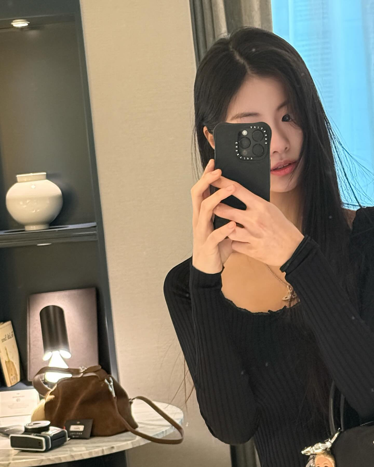 사람, 벽, 실내, 인간의 얼굴이(가) 표시된 사진AI 생성 콘텐츠는 정확하지 않을 수 있습니다.