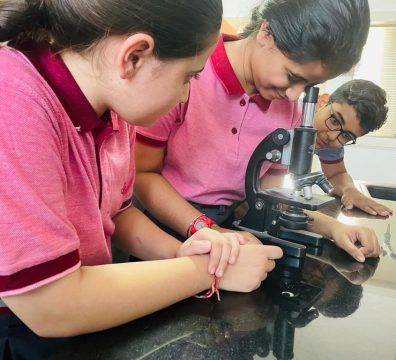 Students at lab in MRIS