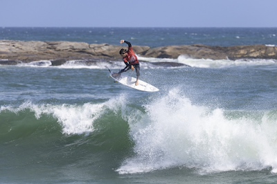 Mateus Herdy ainda tenta conseguir a classificação para o CT 2025 (Foto: @WSL / Daniel Smorigo)