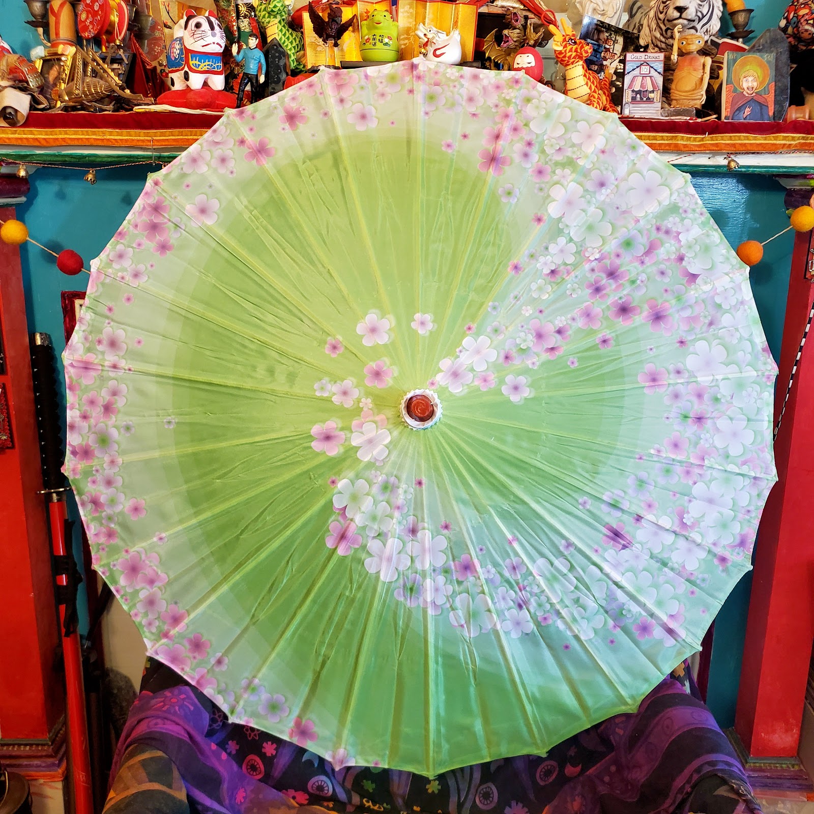 Hermosa sombrilla de papel japonés wagasa floral con flores de sakura rosa que brindan protección UV y elegancia tradicional para la fotografía con kimono.