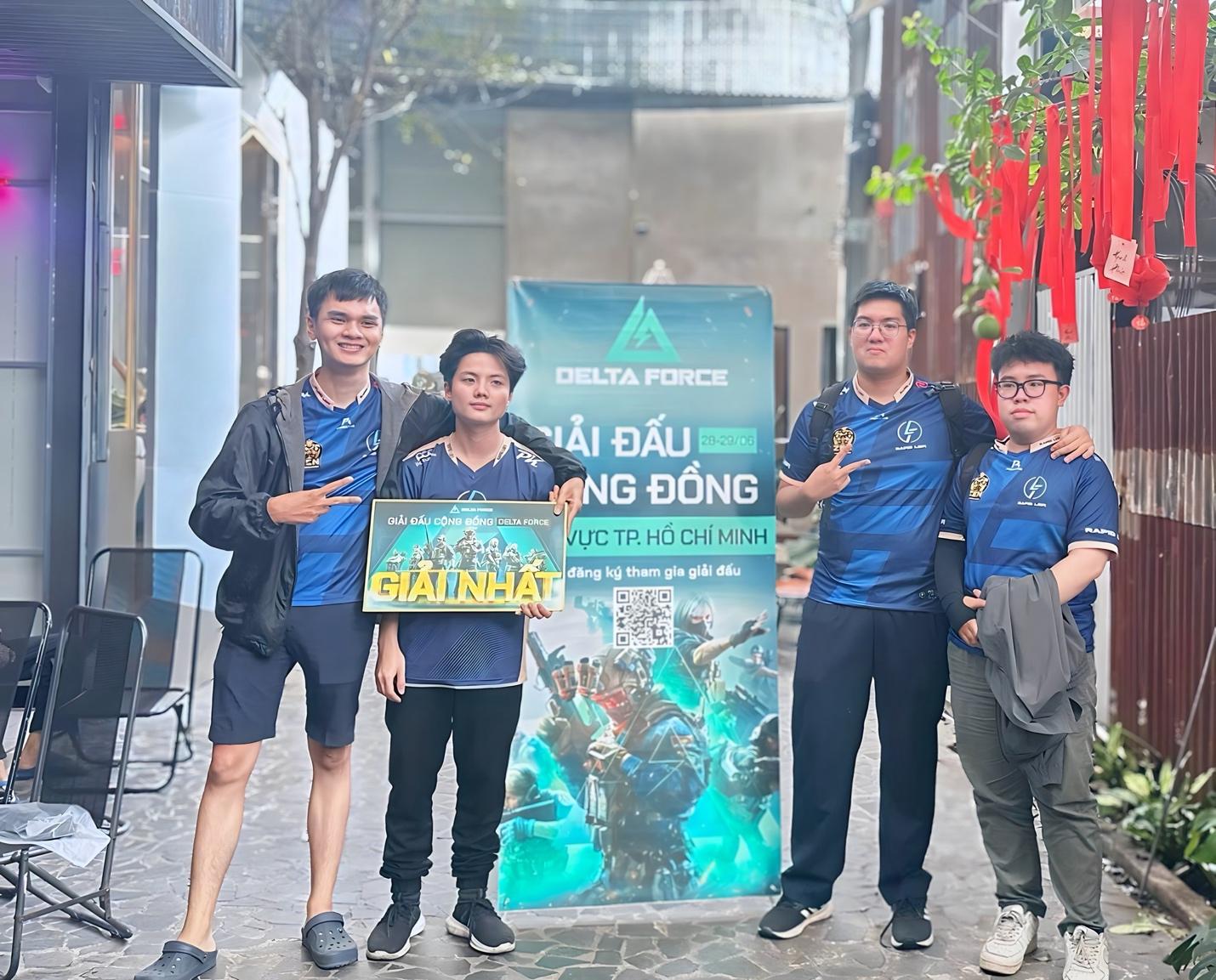 May be an image of 4 people and text that says '소 DELTA FORCE GIẢI อเด็เตี เื่น Bầu - ẢI ĐẤU 20-20/05 MNGĐÔNG ANG NG ĐỒNG ЛrE ỰC TP. HỒ CHÍ MINH ম GIAINHAT đãng tham lagl giải đấu RAPE'