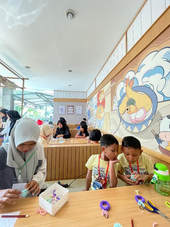 A group of kids sitting at a table

AI-generated content may be incorrect.