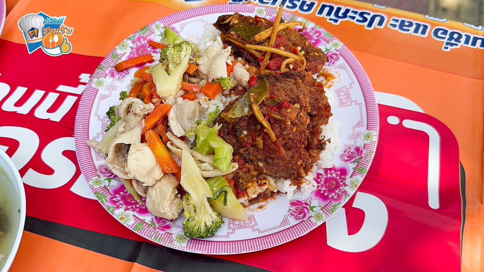 ทางร้านตักกับข้าวให้แบบพูนจาน สั่ง 2 อย่าง ราคาสุดคุ้มแค่ 40 บาทเท่านั้น