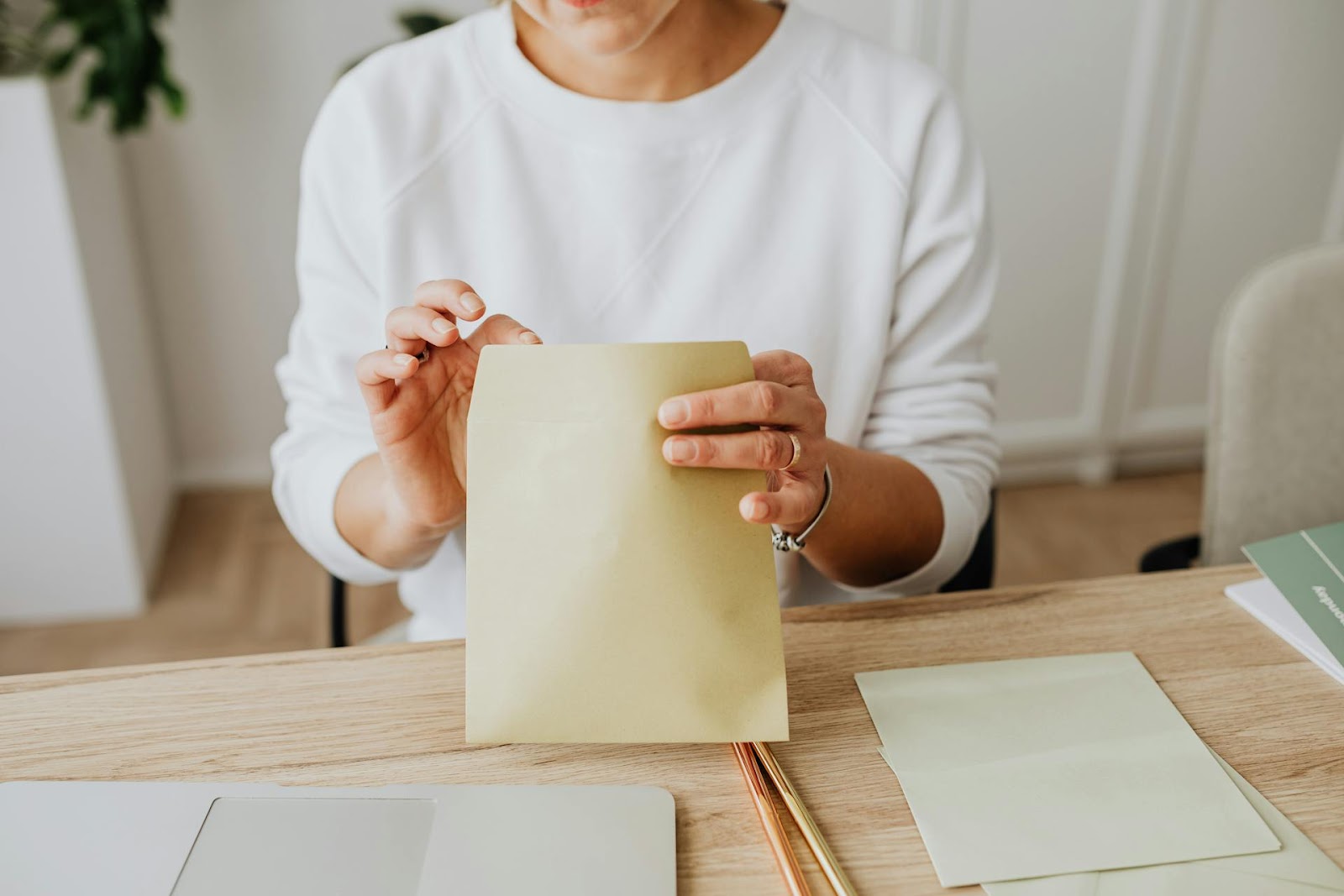 A woman opening an envelope | Source: Pexels