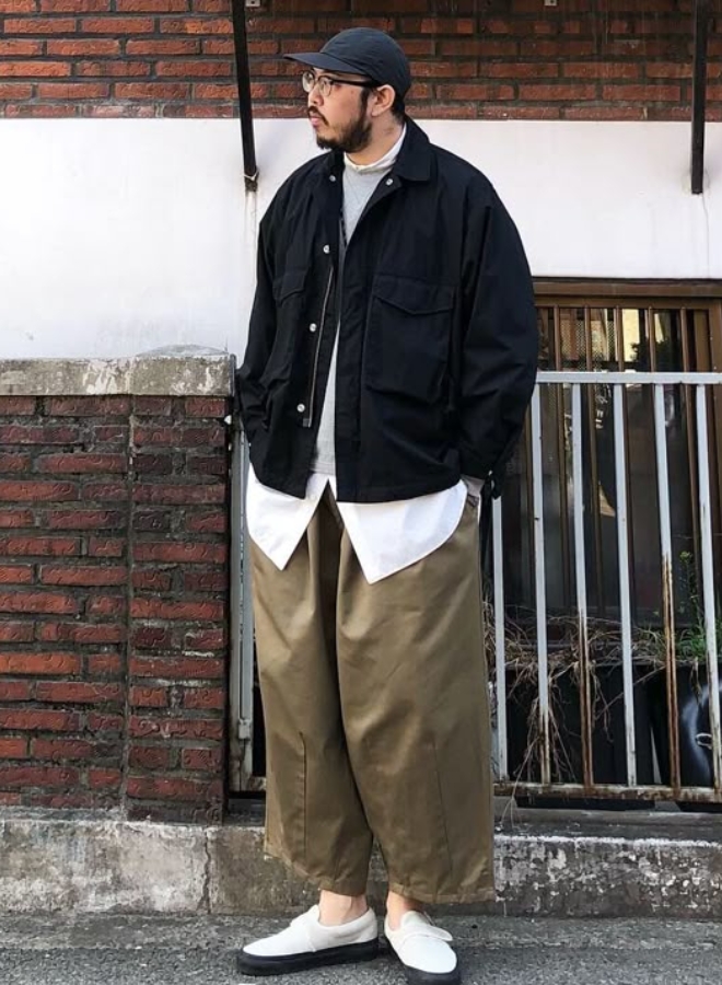 Pria tampil ala Korean Style santai dengan baju oversized.
