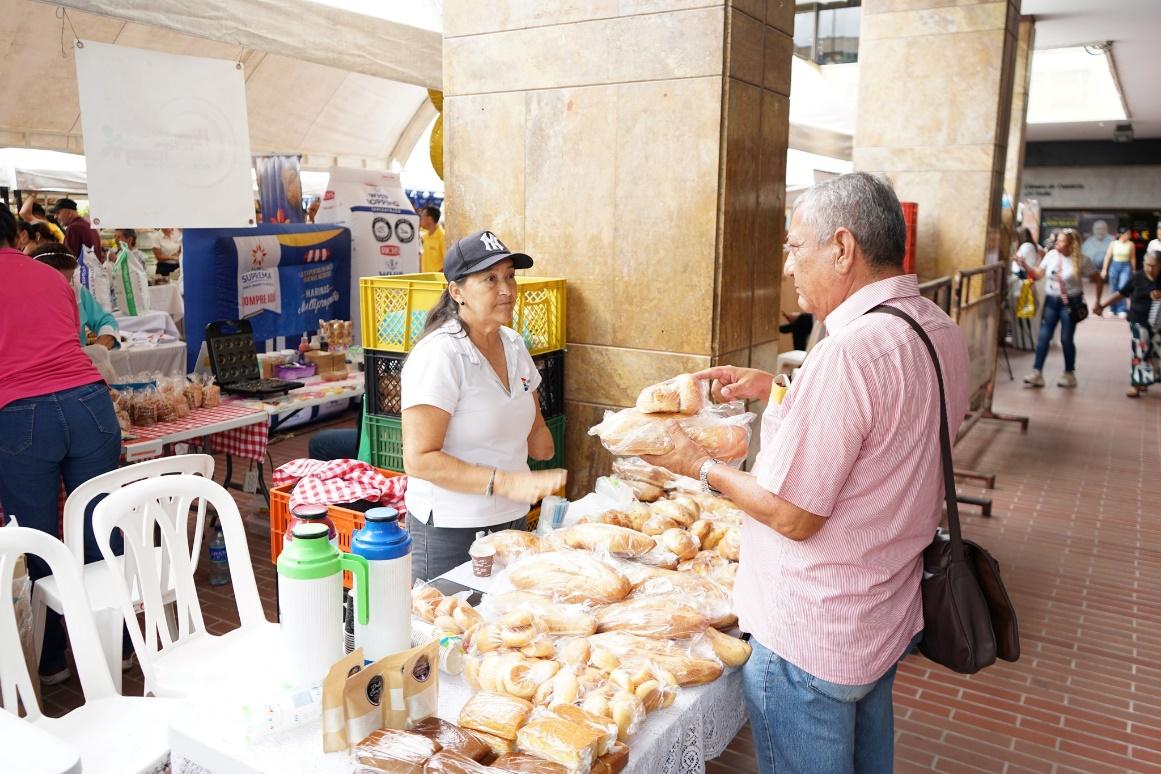 Puede ser una imagen de 7 personas y baguette