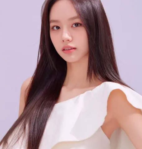 This contains an image of Lee Hyeri 