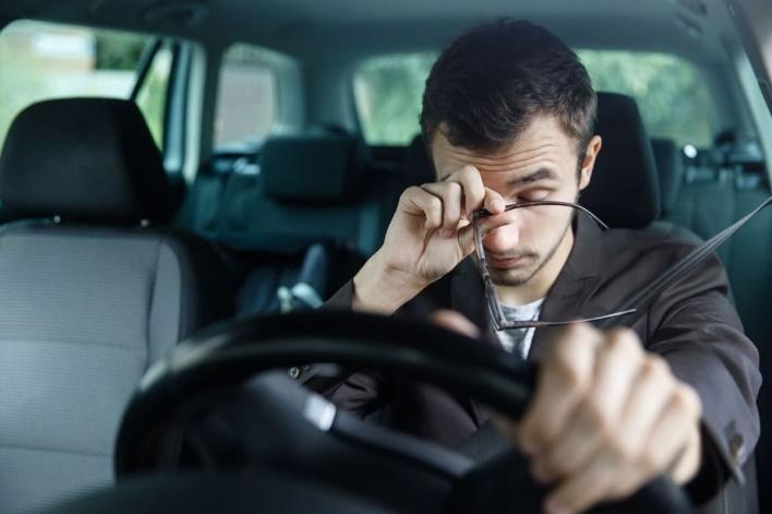 Hombre sentado en el asiento de un auto

Descripción generada automáticamente