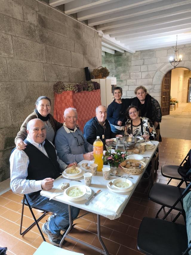 Un grupo de personas sentadas alrededor de una mesa

Descripción generada automáticamente