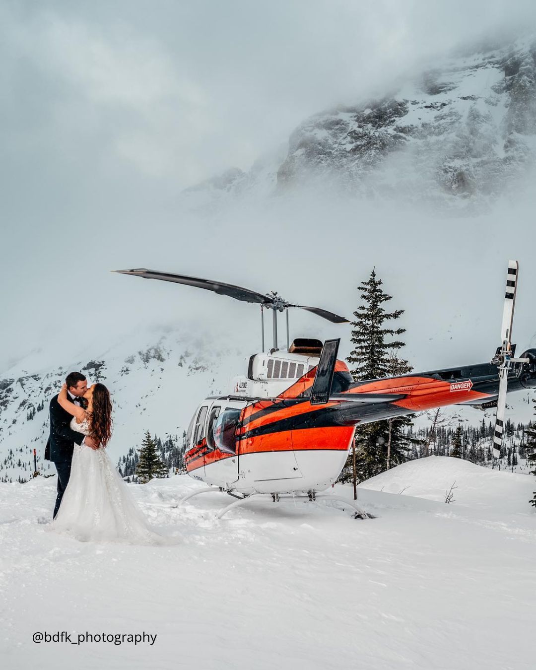 winter wedding photo ideas couple near the helicopter