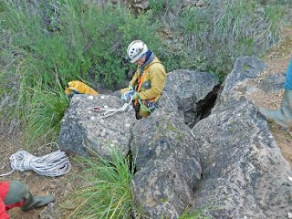 Una persona sentada en una roca

Descripción generada automáticamente con confianza media