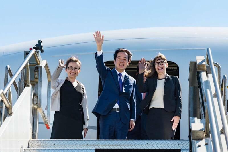 賴清德2023年副總統任內出訪巴拉圭,過境美國舊金山,時任美國在台協會(AIT)主席羅森柏格、及時任駐美代表蕭美琴前往接機。(資料照,總統府提供)