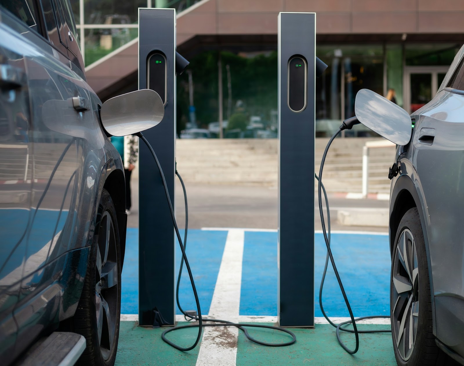 dos coches eléctricos cargando uno al lado del otro