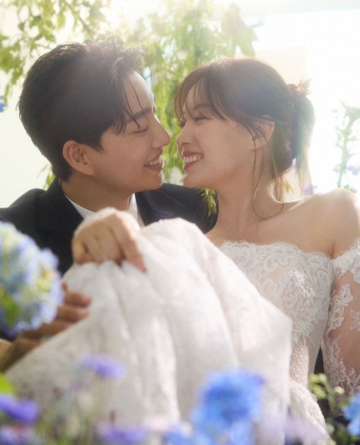 This contain an image of   Park We and Song Jieun's wedding on their marriage day smiling and looking happy

