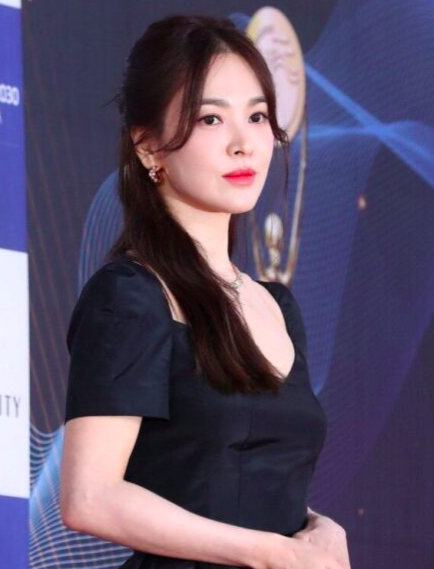 This contains an image of Song Hye Kyo 