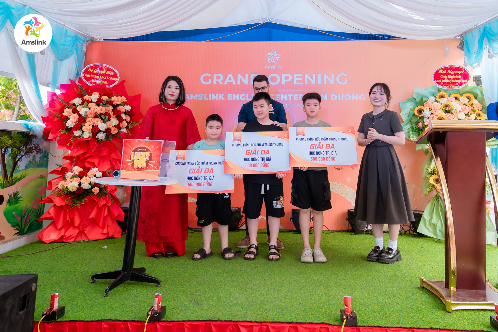 Nhiều học bổng giá trị đã được trao tặng tới các em học sinh