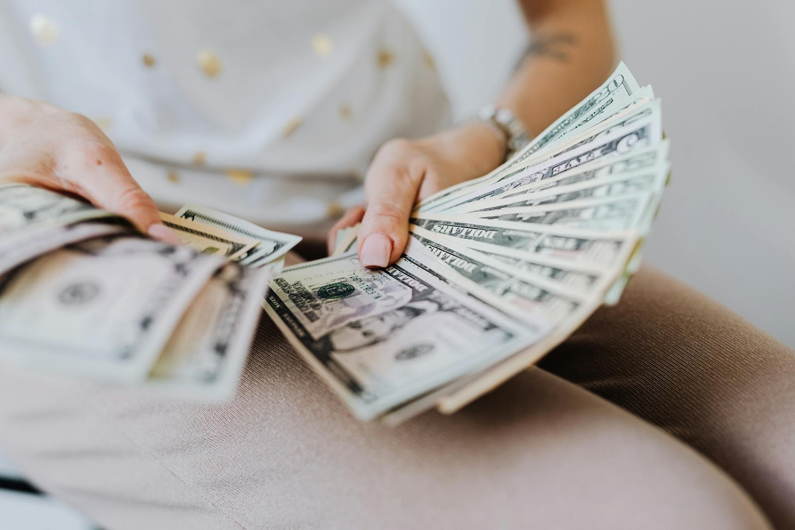 A woman counting money | Source: Pexels