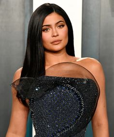 This contain Kylie Jenner  with long black hair wearing a dress