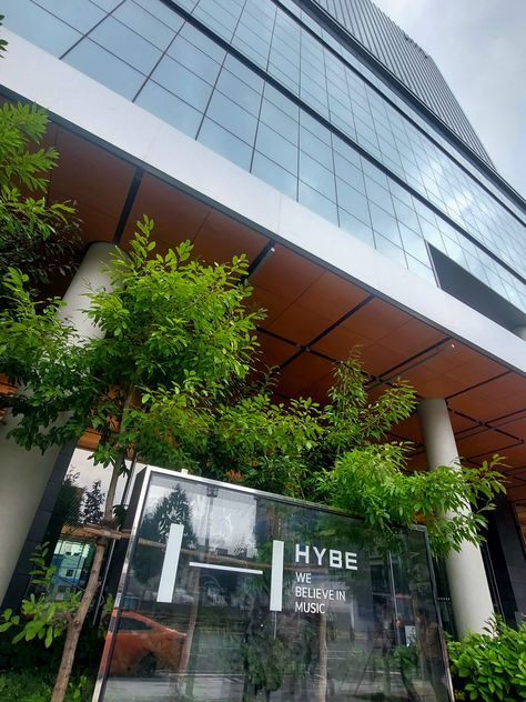 This contains an image of the entrance to hybe building