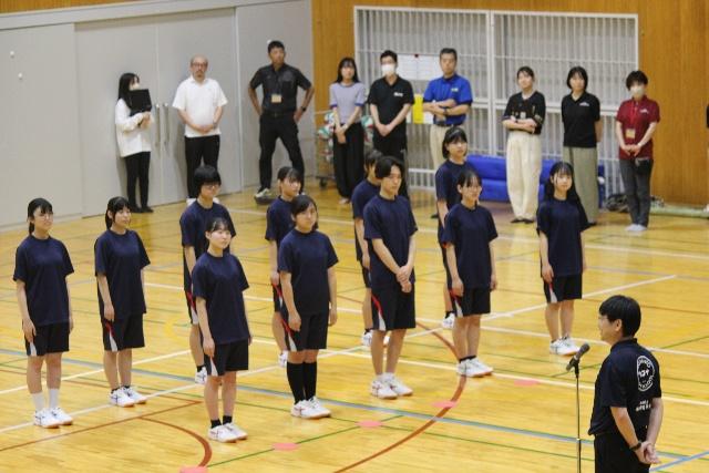 人, スポーツゲーム, スポーツ, 屋内 が含まれている画像

AI によって生成されたコンテンツは間違っている可能性があります。