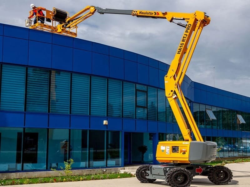 Người điều khiển cần đợi đến khi xe nâng người dừng hẳn mới được xuống xe Người điều khiển cần đợi đến khi xe nâng người dừng hẳn mới được xuống xe