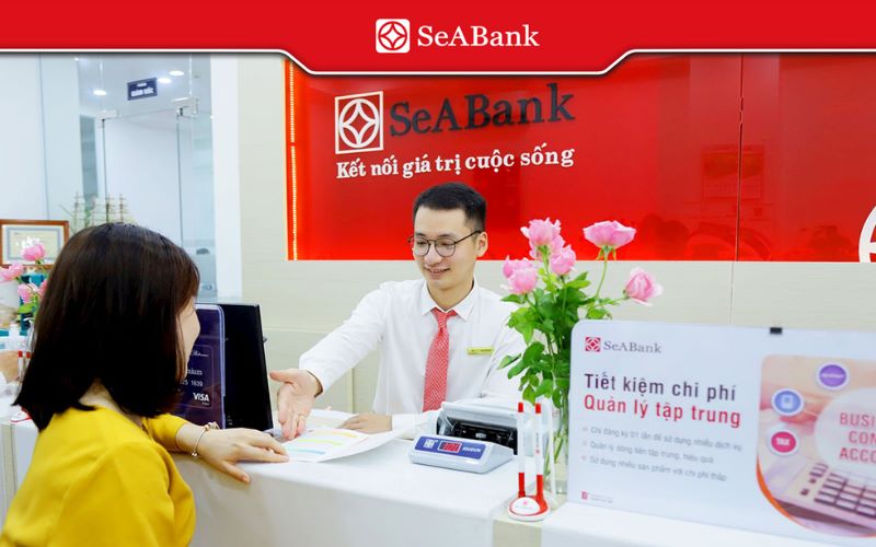 Khách hàng kiểm tra tài khoản tại quầy giao dịch