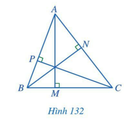 BÀI 13: TÍNH CHẤT BA ĐƯỜNG CAO CỦA TAM GIÁCKhởi độngCâu hỏi: Cho tam giác ABC. Gọi M, N, P lần lượt là hình chiếu của A, B, C trên các đường thẳng BC, CA, AB. Em có nhận xét gì về ba đường thẳng AM, BN, CP.Đáp án chuẩn:Cùng đi qua trực tâm của tam giác ABC.I. Đường cao của tam giácBài 1: Cho tam giác ABC (Hình 133). Bằng cách sử dụng ê ke, vẽ hình chiếu M của điểm A trên đường thẳng BC.Đáp án chuẩn:Bài 2: Cho tam giác ABC vuông tại A. Hãy đọc tên đường cao đi qua B, đường cao đi qua CĐáp án chuẩn:Qua B: AB.Qua C: AC.II. Tính chất ba đường cao của tam giácBài 1: Quan sát ba đường cao AM, BN, CP của tam giác ABC cho biết 3 đường cao đó có cùng đi qua 1 điểm hay không?Đáp án chuẩn:CóBài 2: Cho tam giác đều ABC có trọng tâm là G. Chứng minh G cũng là trực tâm của tam giác ABC.Đáp án chuẩn:G là trực tâm của tam giác ABC.Bài 3: Cho tam giác ABC có trực tâm H cũng là trọng tâm của tam giác. Chứng minh tam giác ABC đều.Đáp án chuẩn:Tam giác ABC đều.III. Bài tập