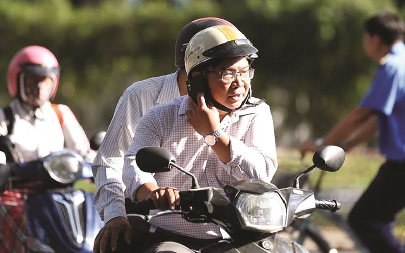 Nghe điện thoại khi đi xe máy có thể gây ra tai nạn giao thông