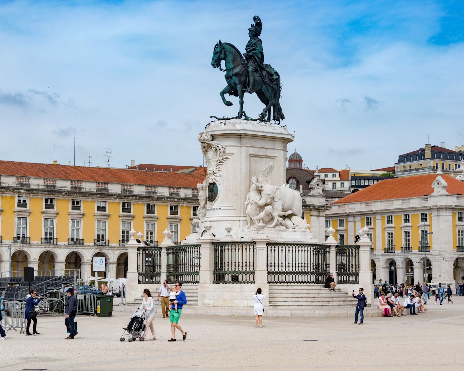 A statue with surrounding buildings.