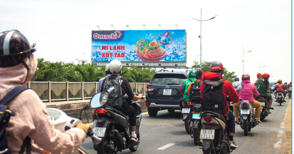 Billboard giữa cầu Tân Thuận 1 và Tân Thuận 2