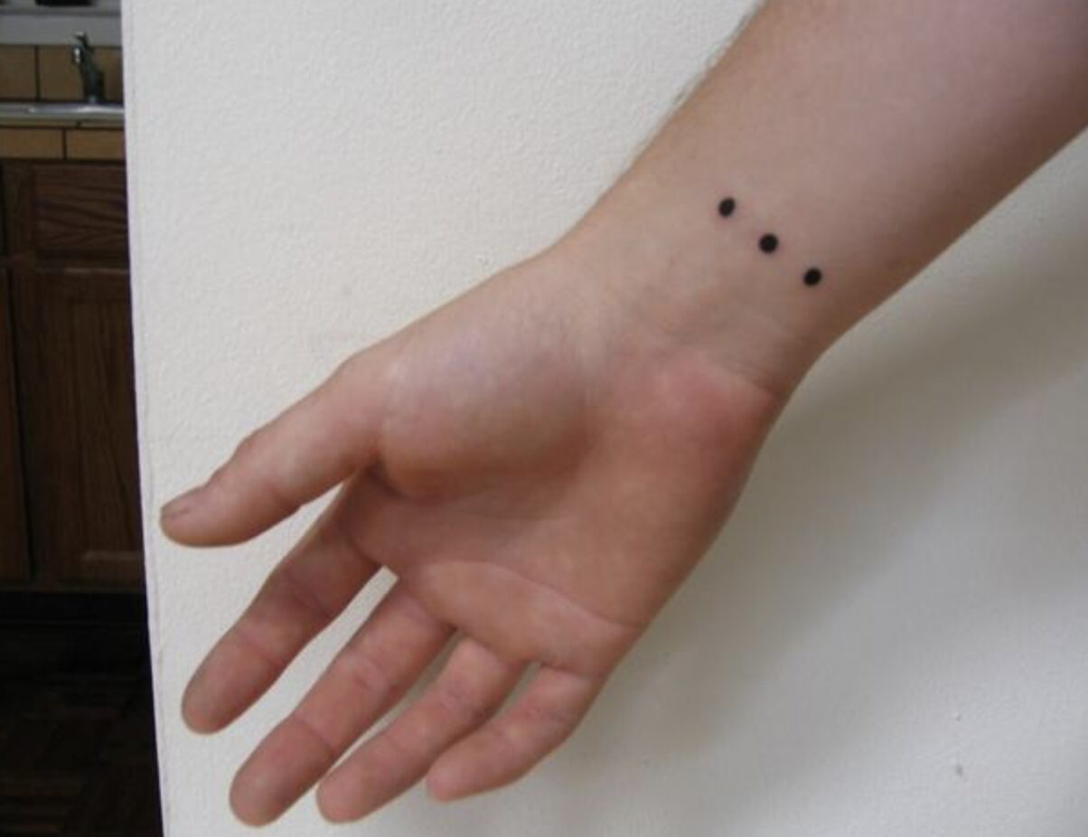 Un tatouage à trois points.