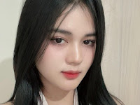 Wanita Cantik dengan Gaya yang Anggun dan Elegan