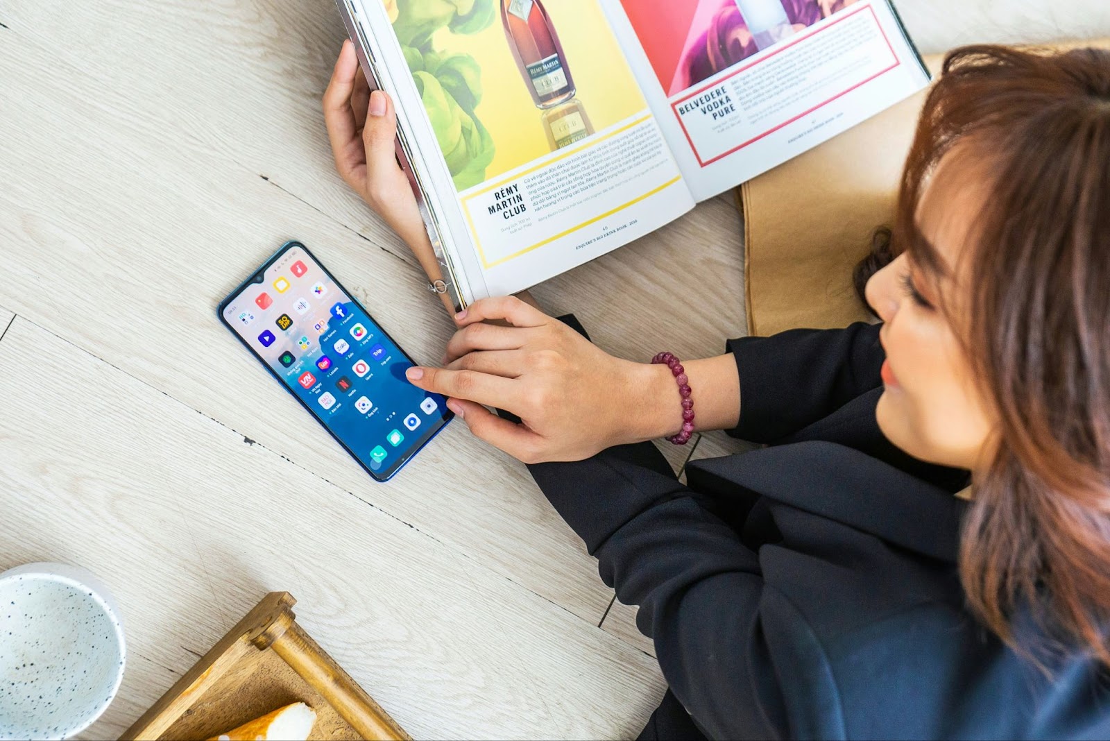 スマホを操作する女性のイメージ画像