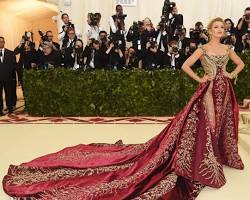 Imagen de Blake Lively in an Atelier Versace dress at the 2018 Met Gala