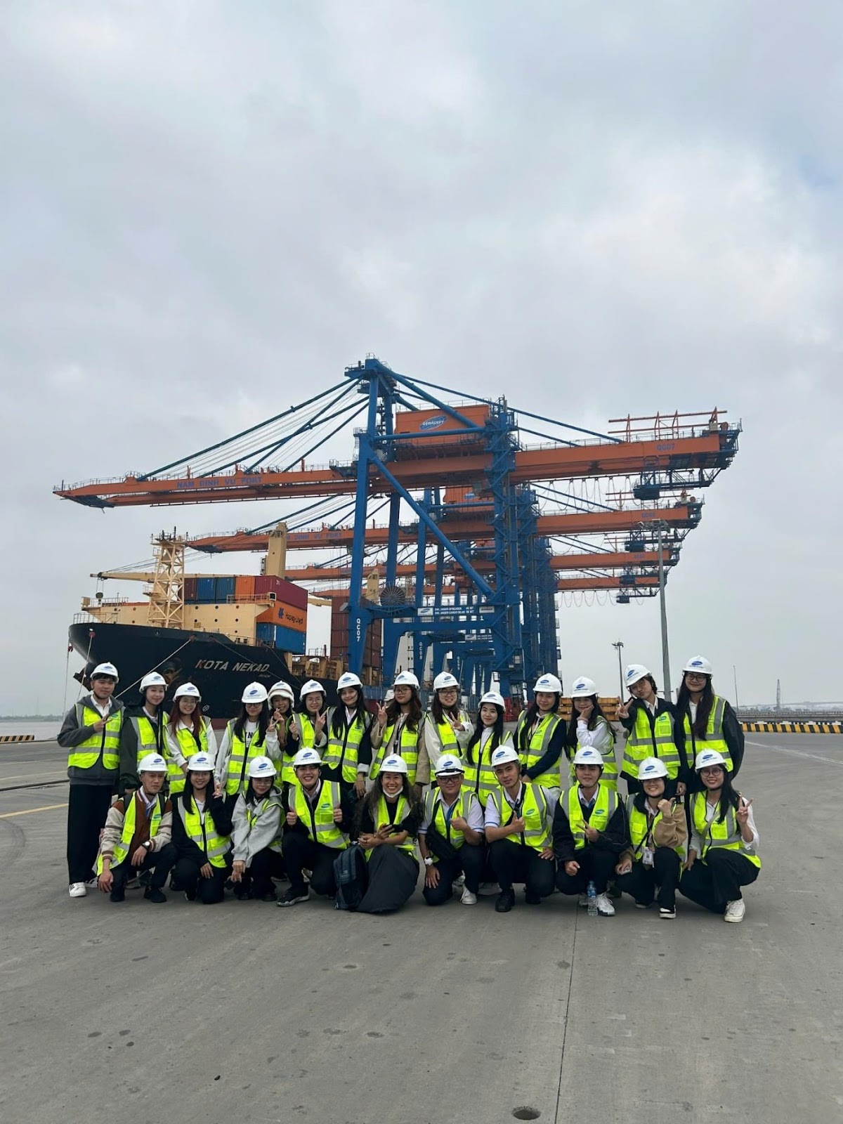 A group of people in safety vests and helmets posing for a photo
AI-generated content may be incorrect.